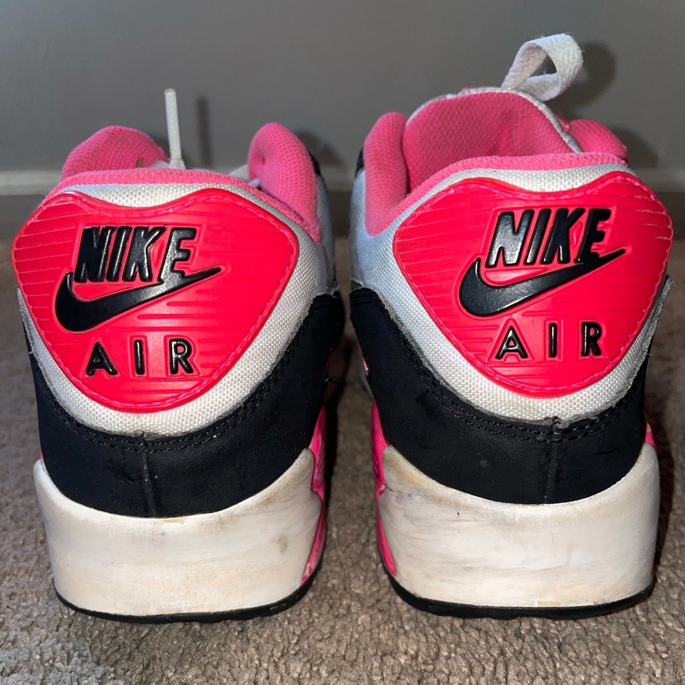 The perfect pink sneakers.